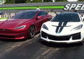 This Drag Race Between Corvette ZR1 And Tesla Model S Plaid Wasn’t Even Close